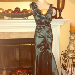 Green V-Neck Mermaid Style Formal Dress